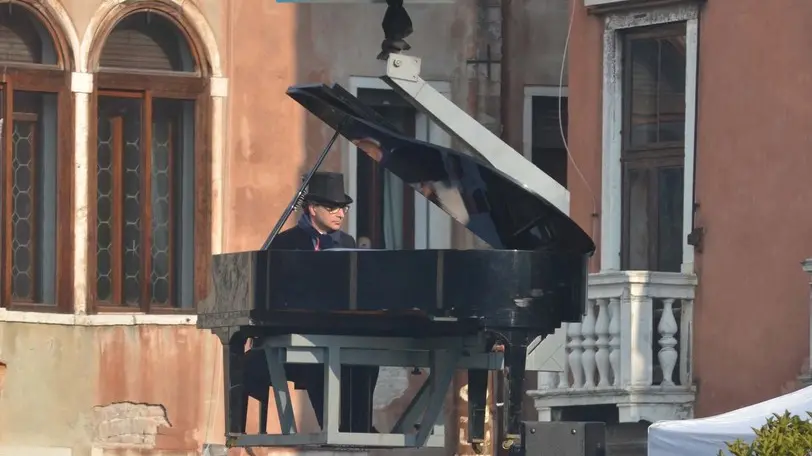 Interpress/Gf.Tagliapietra.Venezia,24.01.2016.- Carnevale.Pianista sospeso sull'acqua.