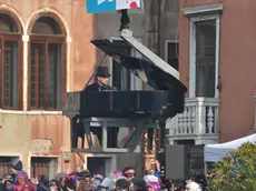 Interpress/Gf.Tagliapietra.Venezia,24.01.2016.- Carnevale.Pianista sospeso sull'acqua.