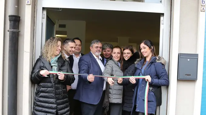 Foto Agenzia Candussi/Furlan/ Mestre/ via Piave/ Inaugurazione nuova sede sindacati UGL/ Nella foto il taglio del nastro da parte dell'assessore al lavoro della Regione Veneto Elena Donazzan