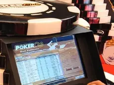 Una foto di archivio di un tavolo per giocare il poker on line.ll gioco online in Italia sta vivendo un vero e proprio boom. A dirlo sono i dati: un giro d'affari di 3,8 miliardi di euro nel 2009 con un +150% rispetto al 2008 e a cui gli italiani hanno destinato oltre 600 milioni di euro. Sono i dati della ricerca 2009 dell'Osservatorio Gioco Online presentati oggi a Milano. Miccia dell'esplosione del fenomeno e stato il poker online che ha generato oltre 2,3 miliardi di euro di raccolta. .. CIRO FUSCO