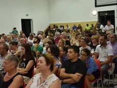 COLUCCI - DINO TOMMASELLA - PORTOGRUARO - INCONTRO PUBBLICO SUL TEMA DEI NUOVI MIGRANTI DI VIA S. GIACOMO - AL TAVOLO DA SX DON ANDREA PARROCO , SONCIN ROBERTO, DON DAVIDE DIRETTORE DELLA CARITAS DIOCESANA