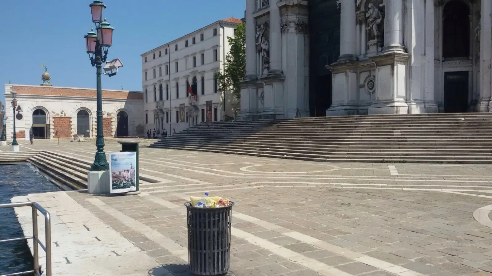 Il sagrato della Salute sgomberato dalla polizia