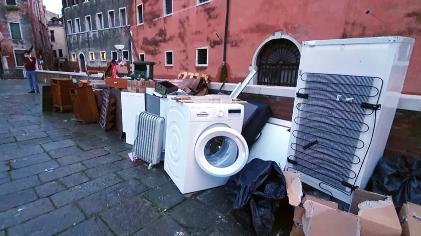 Interpress\M.Tagliapietra Venezia 19.11.2019.- Danni acqua alta. elettrodomestici in Campo Sant'Angelo.