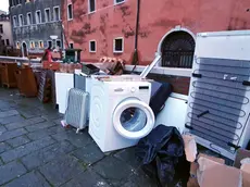 Interpress\M.Tagliapietra Venezia 19.11.2019.- Danni acqua alta. elettrodomestici in Campo Sant'Angelo.