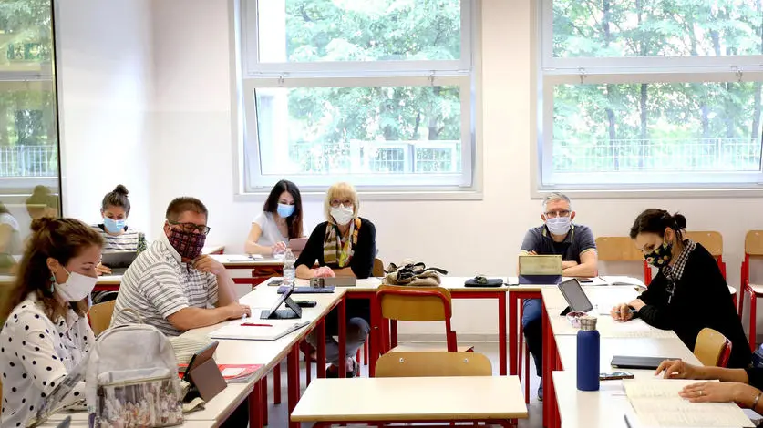 All'Accademia Dieffe di Noventa Padovana (corsi su web e grafica, contabilità e ristorazione) gli esami sono già iniziati: all'ingresso controllo della temperatura e gel per tutti, poi gli studenti si sono presentati davanti alla commissione uno alla volta per esporre i loro elaborati. I responsabili della struttura hanno sottoposto a test sierologico tutto il personale, e i docenti hanno anche eseguito un esame in videoconferenza con una studentessa cinese che era tornata nel suo Paese e per ora non può più rientrare in Italia..ANSA/NICOLA FOSSELLA