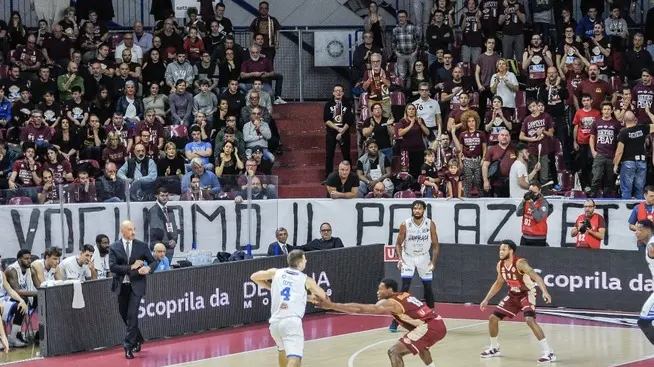 Lo striscione srotolato durante il match della Reyer, la squadra di proprietà del sindaco Brugnaro