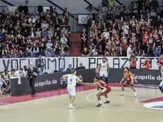 Lo striscione srotolato durante il match della Reyer, la squadra di proprietà del sindaco Brugnaro