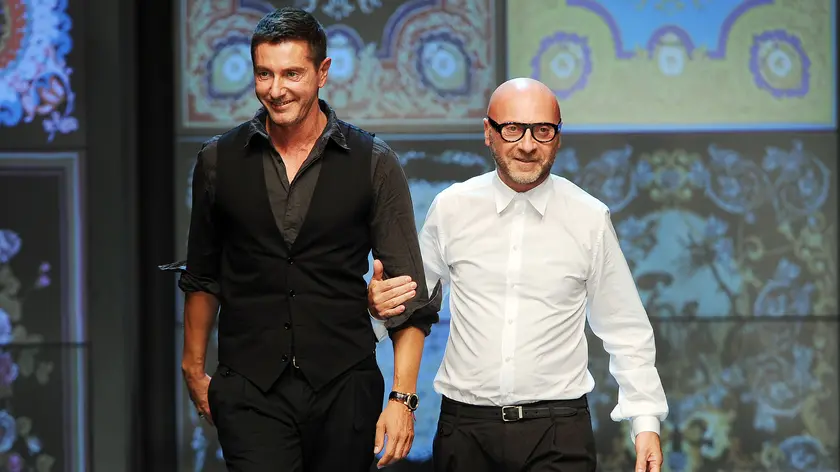 Gli stilisti Domenico Dolce (d) e Stefano Gabbana al termine della presentazione della collezione primavera - estate 2012 di D&G, presenta oggi a Milano, 22 settembre 2011. ANSA/DANIEL DAL ZENNARO