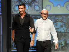 Gli stilisti Domenico Dolce (d) e Stefano Gabbana al termine della presentazione della collezione primavera - estate 2012 di D&G, presenta oggi a Milano, 22 settembre 2011. ANSA/DANIEL DAL ZENNARO