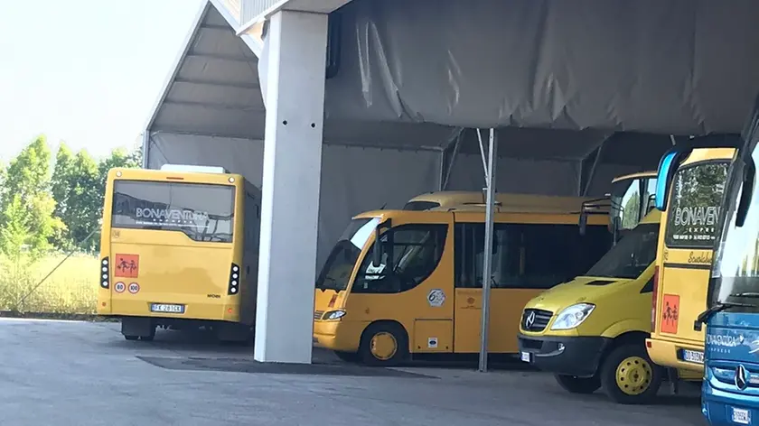 Gli scuolabus nel deposito della Bonaventura Express