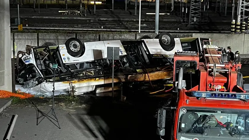I resti dell'autobus prodotto dalla cinese Yutong e in servizio per la società "La Linea Spa" precipitato dal cavalcavia Vempa di Mestre in cui sono morte 21 persone