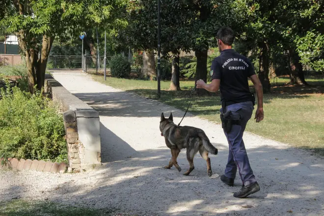 Perlustrazione di controllo dell'unità cinofila della polizia al parco di Villa Querini a Mestre