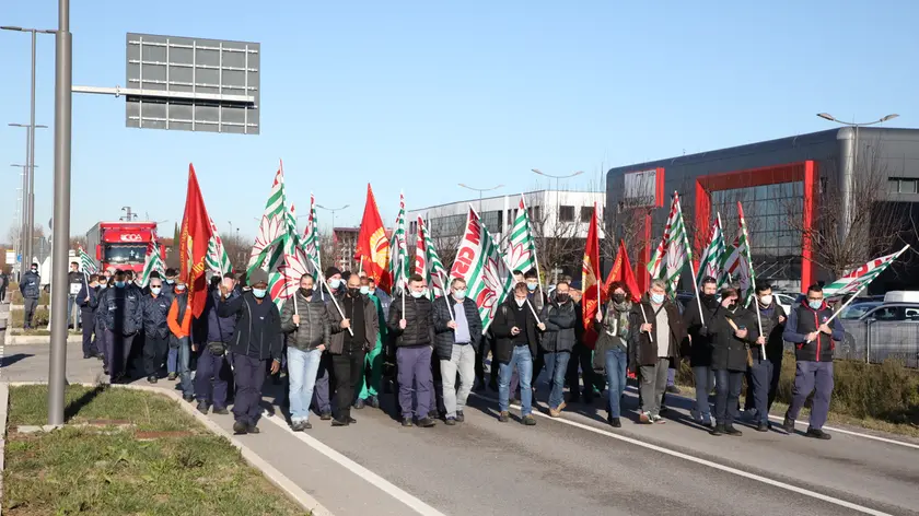 Una protesta dei lavoratori di Speedline: all'orizzonte c'è un compratore