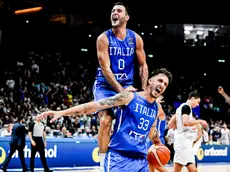 epa10178235 Italian players Marco Spissu (L) and Achille Polonara (R) celebrate after winning in the FIBA EuroBasket 2022 round of 16 match between Serbia and Italy at EuroBasket Arena in Berlin, Germany, 11 September 2022. EPA/FILIP SINGER