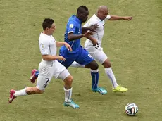 epa04277694 Mario Balotelli of Italy (C) in action against Cristian Rodriguez of Uruguay (L) and Egidio Arevalo of Uruguay during the FIFA World Cup 2014 group D preliminary round match between Italy and Uruguay at the Estadio Arena das Dunas in Natal, Brazil, 24 June 2014. (RESTRICTIONS APPLY: Editorial Use Only, not used in association with any commercial entity - Images must not be used in any form of alert service or push service of any kind including via mobile alert services, downloads to mobile devices or MMS messaging - Images must appear as still images and must not emulate match action video footage - No alteration is made to, and no text or image is superimposed over, any published image which: (a) intentionally obscures or removes a sponsor identification image; or (b) adds or overlays the commercial identification of any third party which is not officially associated with the FIFA World Cup) EPA/VASSIL DONEV EDITORIAL USE ONLY