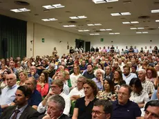 COLUCCI - DINO TOMMASELLA - S. DONA' - CONFRONTO FRA I CANDIDATI SINDACI - PUBBLICO NELLA SALA AUDITORIUM