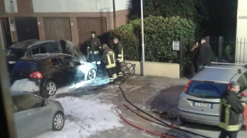 L'intervento dei vigili del fuoco per spegnere il rogo in via Nenni a Sottomarina