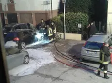 L'intervento dei vigili del fuoco per spegnere il rogo in via Nenni a Sottomarina