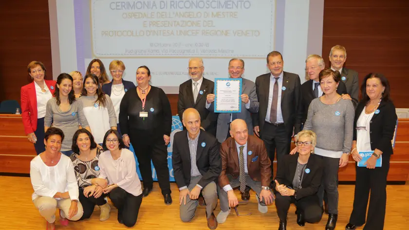 Foto Agenzia Candussi/ Scattolin/ Mestre, ospedale dell'angelo/ Cerimonia di riconoscimento "Ospedale amico dei bambini" e firma del protocollo d'intesa Unicef-Regione Veneto - nella foto consegna certificato