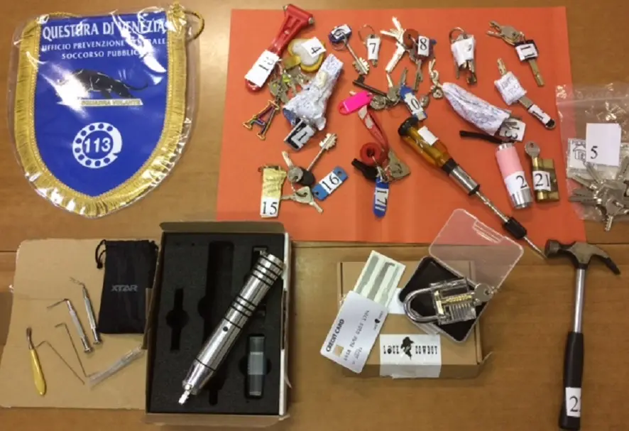 L'attrezzatura da scasso e gli indirizzi trovati in casa della ladra (foto polizia di Stato)