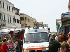 mph07b Elisabetta aDonaggio 18.5.2006 Chioggia: ambulanza al mercato interviste, mercato