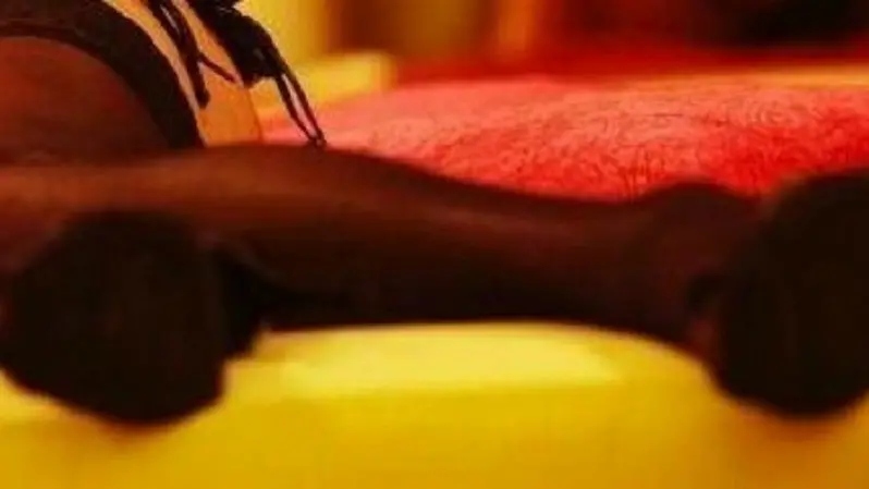 La moglie si prostituiva in casa con un'amica
