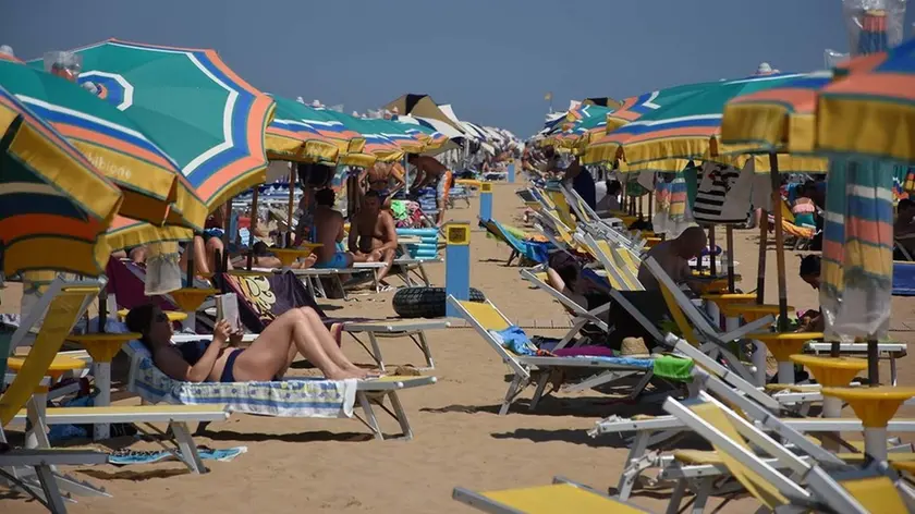 DE POLO - DINO TOMMASELLA - BIBIONE - LA SPIAGGIA INVASA DAI BAGNANTI