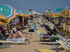 DE POLO - DINO TOMMASELLA - BIBIONE - LA SPIAGGIA INVASA DAI BAGNANTI