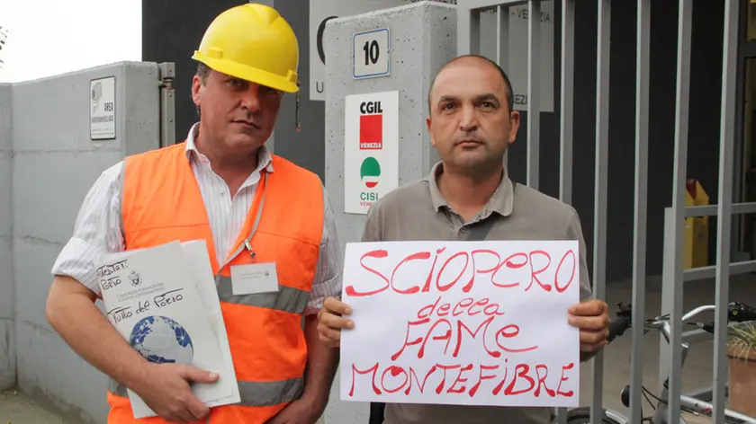 Sciopero della fame di alcuni lavoratori della Montefibre - nella foto Salvatore Esposito e Claudio Callegaro