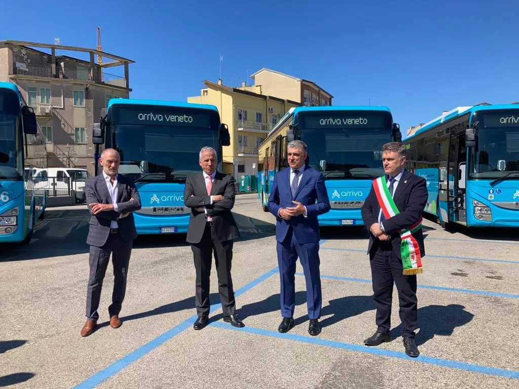 Dotti (Iveco) Costa (Arriva) Ascente (Arriva Veneto) e il sindaco Armelao