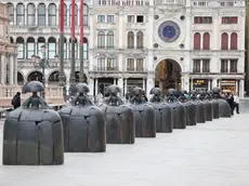 Le dodici statue di Manolo Valdés in Piazza San Marco (Foto Interpress)