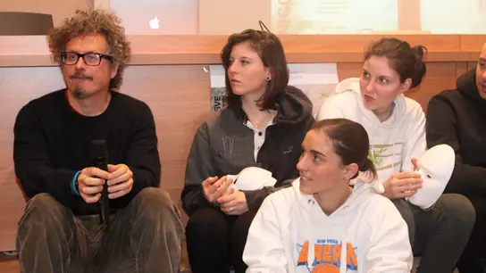Il cantante Niccolò Fabi incontra gli studenti dello IUSVE (Istituto Universitario Salesiano Venezia) e discute sulla parola 'indipendente' - nella foto: Niccolò Fabi assieme agli studenti