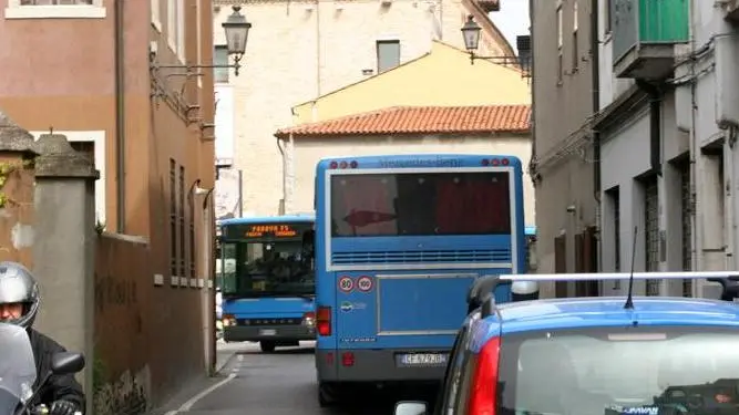 Depolo mph06a Elisabetta Donaggio..Chioggia: via Cavour - Via Cavour a Chioggia, i camion rischiano di colpire i tubi del gas