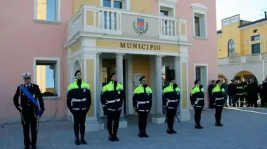 Il picchetto d’onore dei vigili urbani di Caorle schierato