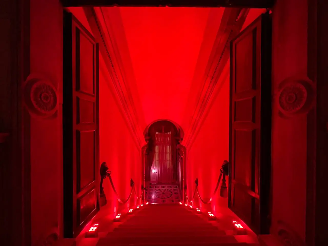 Diciotto giorni di festa che hanno portato il divertimento in tutte le "città di Venezia". Una pantegana galleggiante, cortei acquei, carri allegorici, spettacoli diffusi, rievocazioni storiche, la grazia delle 12 Marie e la magia del fuoco che incontra l’acqua all’Arsenale. Tutto questo è stato il Carnevale di Venezia 2024 “Ad Oriente. Il mirabolante viaggio di Marco Polo”, che oggi si è chiuso con il saluto da Piazza San Marco della Maria vincitrice del Carnevale 2024, Silvia Zecchin, la sfilata dei carri a Zelarino, l’ultimo spettacolo di “Terra Incognita”, nelle acque dell’Arsenale di Venezia, capace di immagare con il suo racconto ancestrale e le feste mascherate nei palazzi.