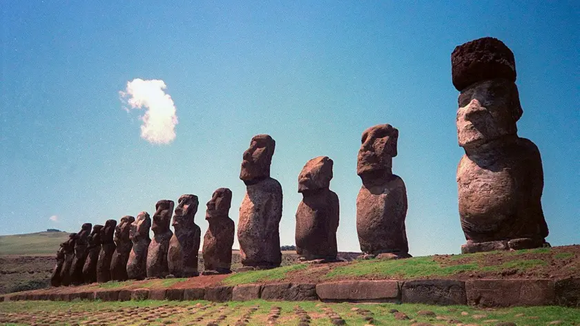 20090718 - ROMA - CRO : ASTRONOMIA: TUTTO ESAURITO ISOLA PASQUA PER ECLISSI 2010. TRA UN ANNO NELLA TERRA DEI MOAI 5 MINUTI DI 'SOLE NERO'. I 'moai', i giganteschi monoliti dalle misteriose sembianze umane, dell'isola di Pasqua, nota anche come Rapa Nui, in un'immagine d'archivio. Manca ancora un anno, ma i preparativi sono gia' scattati, visto che sara' uno spettacolo davvero unico in mezzo al Pacifico. L'11 luglio del 2010 un'eclissi totale di sole attraversera' l'isola di Pasqua. La notte calera' sull'isoletta vulcanica dell'Oceano a partire dalle 13.30.54 (locali), per cinque minuti e 20 secondi: cinque lunghi minuti di 'sole nero' sui 160 km quadrati di Rapa Nui, distante 3.600 chilometri dalle coste del Cile e 4.000 da Tahiti. L'appuntamento ha mobilitato da tempo non solo 'i cacciatori d'eclissi' e gli scienziati, ma anche le agenzie di viaggi. ANSA / ARCHIVIO / PAL