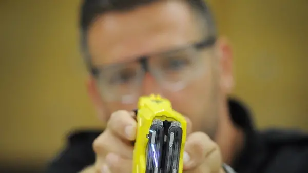 Aggredisce una donna, fermato con il taser