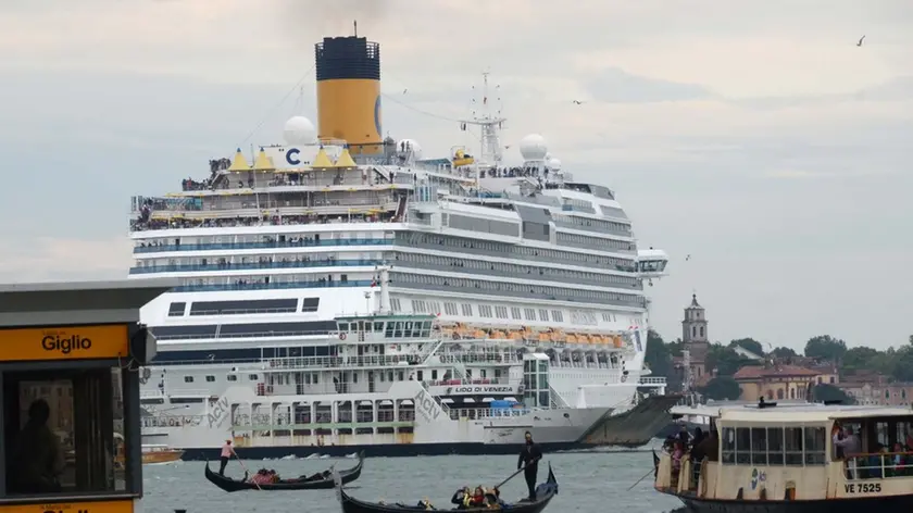 Interpress/Mazzega Vitucci Venezia, 29.04.2014.- Grandi Navi, Passaggio della Costa Fascinosa, ieri alle ore 18.00, in Bacino San Marco.-