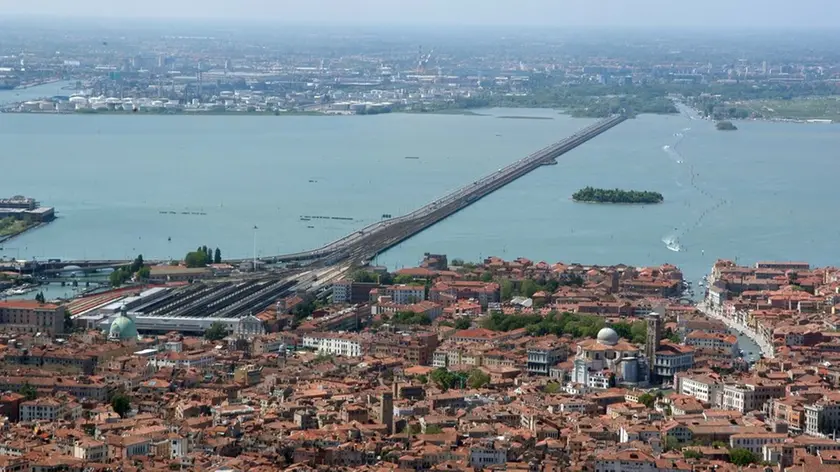 Interpress/Mazzega Venezia, 22.04.2015.- FOTO AEREE Nella foto Venezia e Ponte della Libertà