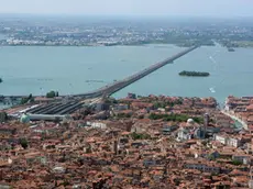 Interpress/Mazzega Venezia, 22.04.2015.- FOTO AEREE Nella foto Venezia e Ponte della Libertà