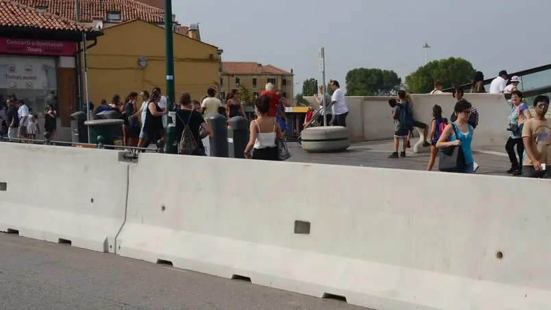 Interpress/M.Tagliapietra Venezia 26.08.2017.- Barriere antiterrorismo a Piazzale Roma.