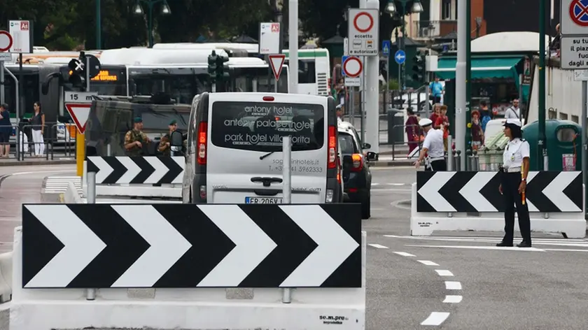 Interpress/M.Tagliapietra Venezia 28.08.2017.- Barriere New Jersy a Piazzale Roma Antiterrorismo. Blindato dell'esercito. con militari armati