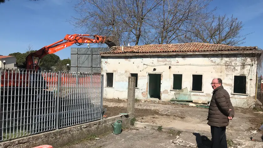 Il direttore generale dell'Usl 3 Dal Ben, presenzia alla demolizione di una palazzina per lasciar posto a un posteggio