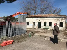 Il direttore generale dell'Usl 3 Dal Ben, presenzia alla demolizione di una palazzina per lasciar posto a un posteggio
