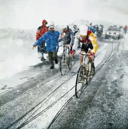 Una delle epiche immagini della tappa del Gavia: era il Giro del 1988