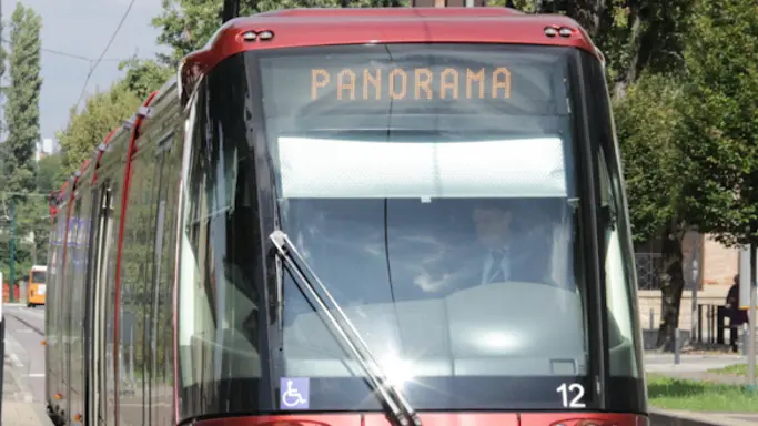 Passeggeri salgono in tram in Piazza Mercato- Marghera