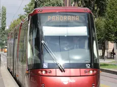 Passeggeri salgono in tram in Piazza Mercato- Marghera