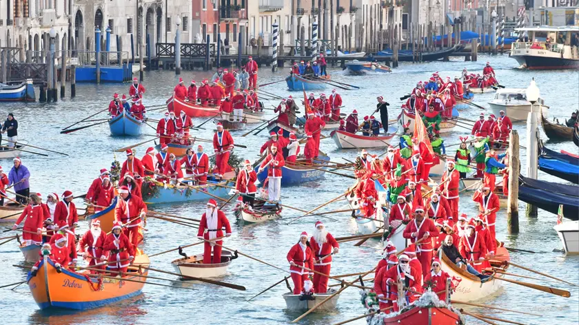 Un momento della Regata dei Babbi Natale 2022 in Canal Grande a Venezia