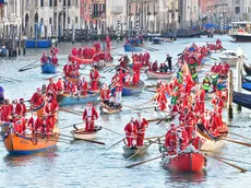 Un momento della Regata dei Babbi Natale 2022 in Canal Grande a Venezia