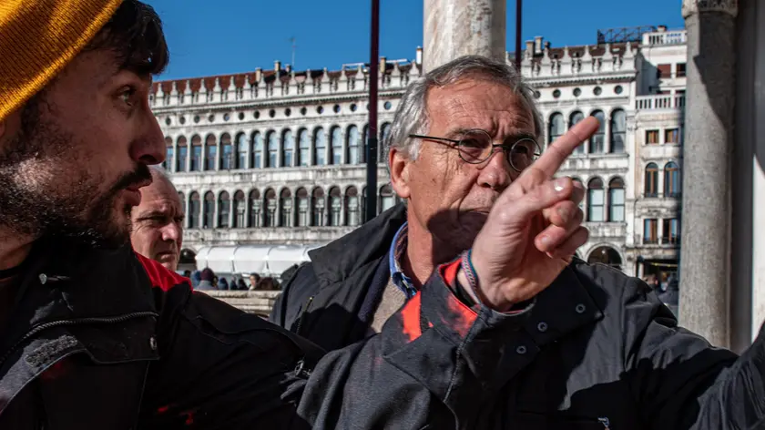 Mario Piana, procuratore della Basilica di San Marco e docente di restauro allo Iuav, discute con un attivista